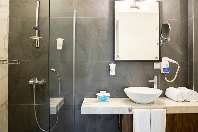 Standart Kara Manzaralı Oda Banyo